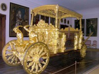 /album/fotogalerie-statni-hrad-a-zamek-cesky-krumlov-pamatka-unesco/cesky-krumlov-eggenbersky-sal-se-zlatym-kocarem-jpg/
